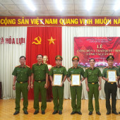 CÔNG AN XÃ HỎA LỰU TỔ CHỨC TRAO CÁC QUYẾT ĐỊNH VỀ CÔNG TÁC CÁN BỘ VÀ QUYẾT ĐỊNH PHÊ DUYỆT HỖ TRỢ NHÀ Ở