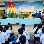 Lan tỏa ý thức bảo vệ môi trường từ mô hình “Đổi rác lấy quà” của tuổi trẻ Công an thành phố