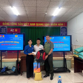 Chi đoàn Phòng An ninh nội địa - Phòng An ninh đối ngoại phối hợp tổ chức tặng quà cho các em học sinh trên địa bàn phường Phước Thới