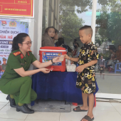 ĐOÀN THANH NIÊN CÔNG AN XÃ CHÂU THÀNH RA MẮT MÔ HÌNH “TIẾP SỨC CĂN CƯỚC - NƯỚC MÁT TRAO TAY, NGHĨA TÌNH TRAO GỬI”
