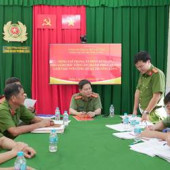 Lãnh đạo Công an thành phố làm việc với Công an xã Trường Long