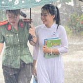 Xúc động hình ảnh chiến sĩ Công an Cần Thơ đồng hành cùng sĩ tử trong mưa lớn
