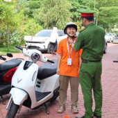 Công an phường An Bình phối hợp với Công ty VinFast Xanh Mekong tổ chức tuyên truyền luật giao thông và hướng dẫn lái xe an toàn cho học sinh, sinh viên.