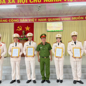 CÔNG AN XÃ THẠNH HÒA TỔ CHỨC LỄ CÔNG BỐ QUYẾT ĐỊNH THĂNG CẤP BẬC HÀM, NÂNG LƯƠNG NĂM 2026