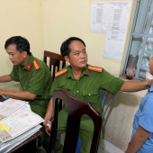 Công an xã Trường Long quyết tâm thực hiện Chiến dịch “60 ngày đêm hướng dẫn người dân kích hoạt, tích hợp thông tin trên VNeID mức 2” và "Chiến dịch mùa hè số cùng VNeID"
