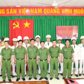 Công an phường Thới Long tổ chức Lễ thăng cấp bậc hàm, nâng lương năm 2026 và công bố quyết định về công tác cán bộ