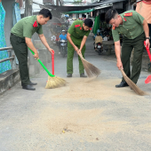Hành động thiết thực từ phong trào “Gần dân nhất”: Công an xã Trường Long dọn sạch mặt cầu, đảm bảo an toàn giao thông cho Nhân dân