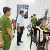 Chủ tịch Ủy ban nhân dân phường Cái Răng thăm hỏi, động viên cán bộ, chiến sĩ thực hiện nhiệm vụ cấp căn cước, định danh điện tử cho công dân