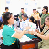Vì phụ nữ và trẻ em: Khám mắt miễn phí, trao gửi yêu thương tại xã Cờ Đỏ