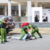Công an thành phố Cần Thơ diễn tập thực binh xử lý tình huống cướp ngân hàng, bắt giữ con tin