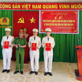 Công an xã Tân Phước Hưng tổ chức lễ trao quyết định thăng cấp bậc hàm, nâng lương cho cán bộ, chiến sĩ đến niên hạn năm 2026
