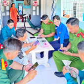 Tuổi trẻ Công an phường Khánh Hòa tích cực hưởng ứng Chiến dịch “Hành quân xanh - Mùa hè số cùng VNeID”