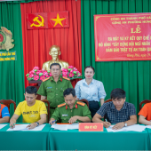 Công an phường Hưng Phú ra mắt mô hình và ký kết quy chế phối hợp đảm bảo trật tự an toàn giao thông.