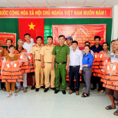 Cảnh sát đường thủy thuộc Phòng Cảnh sát giao thông Cần Thơ tăng cường công tác truyền thông pháp luật về trật tự, an toàn giao thông đường thủy nội địa và hướng dẫn phòng ngừa tai nạn đuối nước ở trẻ em.
