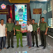 Công an xã Đông Hiệp và Công an xã Thới Lai thăm hỏi,  tặng quà nhân dịp kỷ niệm Ngày Khai sáng đạo Phật giáo Hòa Hảo