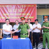 Công an xã Trường Long phối hợp Trường Trung học cơ sở Trường Long thực hiện mô hình “Cổng trường An toàn giao thông”.