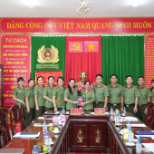 Cục Công tác chính trị khảo sát, trao tặng sách và hướng dẫn xây dựng “Tủ sách Hồ Chí Minh” tại Công an thành phố Cần Thơ