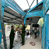 Công an xã Vĩnh Thạnh khẩn trương hỗ trợ người dân khắc phục hậu quả lốc xoáy