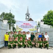 Công an xã Thạnh An ra quân vớt rác vệ sinh môi trường trên tuyến kênh ấp Phụng Lợi - xã Thạnh An