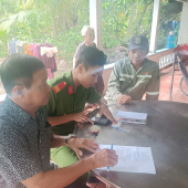 Công an xã Thạnh Hòa tận tâm đến từng hộ dân phát thẻ căn cước,  hỗ trợ kích hoạt định danh điện tử cho trẻ em