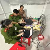 CÔNG AN PHƯỜNG NGÃ BẢY: ẤM ÁP HÀNH TRÌNH CẤP CĂN CƯỚC LƯU ĐỘNG CHO NGƯỜI YẾU THẾ