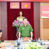 Đại tá Trần Hoàng Độ, Phó Giám đốc Công an thành phố làm việc với Công an 13 xã, phường phụ trách về tình hình, kết quả thực hiện nhiệm vụ 6 tháng đầu năm 2026