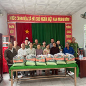 Hội Phụ nữ Thanh tra Công an thành phố phối hợp  Công an phường Long Bình tổ chức thăm, tặng quà  các gia đình có hoàn cảnh khó khăn