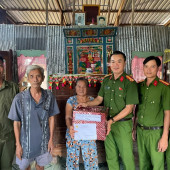 Công an xã Vĩnh Thạnh: Chung tay hỗ trợ các trường hợp chịu thiệt hại về nhà ở do giông, lốc