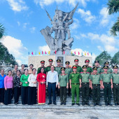 “Nghĩa tình tháng Bảy: Tuổi trẻ Công an thành phố Cần Thơ hướng về người có công”