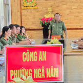 Trao kinh phí hỗ trợ xây dựng nhà tình nghĩa cho lực lượng tham gia bảo vệ an ninh, trật tự cơ sở.