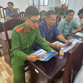 Công an xã Vĩnh Tường đẩy mạnh tuyên truyền pháp luật, hướng dẫn cài đặt định danh điện tử mức 2