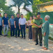 Công an xã Gia Hòa thăm hỏi, tặng quà Mẹ Việt Nam anh hùng nhân kỷ niệm ngày thương binh - liệt sĩ