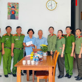 Cụm thi đua số 01 Công an xã, phường tổ chức thăm, tặng quà gia đình chính sách nhân kỷ niệm 79 năm ngày Thương binh - Liệt sĩ