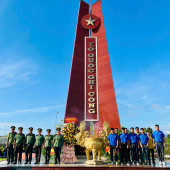 Cán bộ, chiến sỹ Phòng kỹ thuật nghiệp vụ và Ngoại tuyến thắp nến tri ân các anh hùng liệt sỹ nhân kỷ niệm 79 năm ngày Thương binh - Liệt sỹ (27/7/1947 - 27/7/2026).