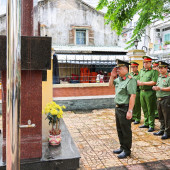 Lãnh đạo Công an thành phố Cần Thơ dâng hương, dâng hoa tri ân các Anh hùng liệt sĩ, tưởng niệm Chủ tịch Hồ Chí Minh
