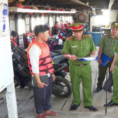 Công an xã Nhơn Mỹ tăng cường tuyên truyền, hướng dẫn chấp hành pháp luật về giao thông đường thủy tại các bến phà