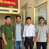 Công an xã Trường Xuân hỗ trợ người dân nhận lại tiền do chuyển khoản nhầm