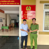 Công an phường Ngã Bảy hỗ trợ người dân chuyển khoản nhầm nhận lại tiền