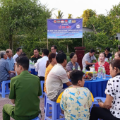 Tuổi trẻ Công an xã Thạnh Hòa chung tay xây dựng tuyến đường “Ánh sáng an ninh - Đường quê an toàn - Cảnh quan sáng, xanh, sạch, đẹp”