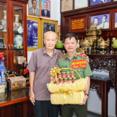 Ban Giám đốc Công an thành phố Cần Thơ thăm, tặng quà chúc mừng nguyên Lãnh đạo Công an thành phố nhân kỷ niệm 80 năm ngày truyền thống lực lượng An ninh nhân dân
