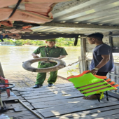 Công an phường Long Mỹ tăng cường kiểm tra, bảo đảm an toàn giao thông đường thủy nội địa.
