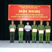 Ủy ban nhân dân xã Thới Hưng khen thưởng đột xuất các cá nhân có thành tích xuất sắc trong đấu tranh phòng, chống tội phạm