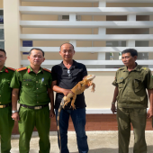 Công an xã Thuận Hòa tiếp nhận cá thể rồng Nam Mỹ do người dân tự nguyện giao nộp