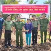 Bàn giao nhà tình nghĩa cho cán bộ và nhân viên lao động hợp đồng công tác tại Phòng Tổ chức cán bộ