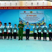 Công an xã Nhơn Ái phối hợp tổ chức lễ trao quà cho học sinh giỏi,  học sinh có hoàn cảnh khó khăn