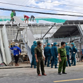 Công an xã Vĩnh Trinh kịp thời hỗ trợ người dân di dời tài sản, khắc phục sự cố sạt lở đất tại ấp Vĩnh Thành và khuyến cáo, hướng dẫn người dân các biện pháp phòng ngừa.