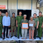 Công an phường Vĩnh Phước phối hợp trao hỗ trợ cho các hộ dân bị ảnh hưởng bởi thiên tai, hạn mặn