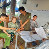 Công an phường Long Bình bứt phá trong cao điểm “60 ngày đêm hướng dẫn người dân kích hoạt và tích hợp thông tin, dữ liệu trên VNeID mức 2”