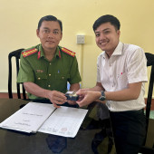 Công an xã Thới Lai tiếp nhận hồ sơ, thực hiện cấp và giao con dấu theo thẩm quyền mới.
