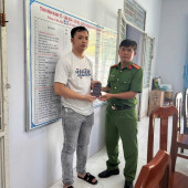 Công an phường Ngã Bảy hỗ trợ người dân nhận lại gần 68 triệu đồng do chuyển khoản nhầm